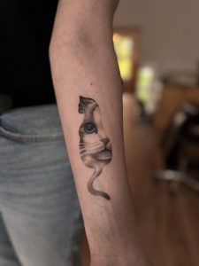 Mały tatuaż kota na ręce – subtelny realistyczny portret pupila