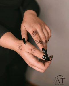 ornamenty popularne damskie tatuaże na dłoni i palcach