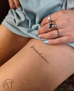 delikatne napisy najmodniejsze damskie tatuaże