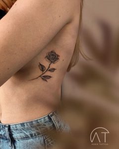 kwiat róży - modny tatuaż dla kobiety