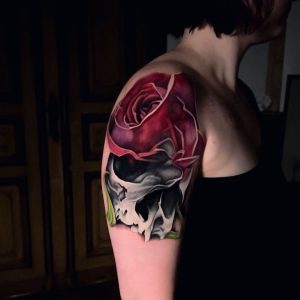modne tatuaże dla kobiet kwiaty