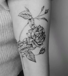 kwiaty, najmodniejsze damskie tatuaże w 2022 roku 