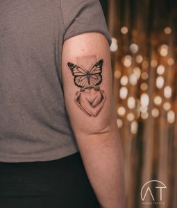 motyle i owady - najmodniejsze kobiece tatuaże