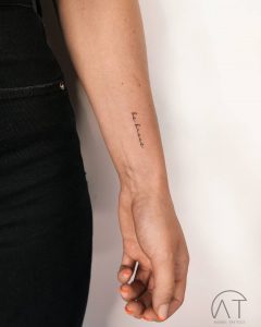tatuażu w stylu napisów są popularne dla kobiet w 2022