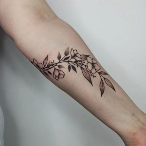 tatuaż przedramię damski kwiaty, tatuaże damskie kwiaty na przedramieniu