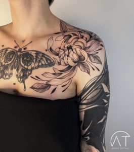 tatuaż na obojczyku damski kwiaty - tatuaż kwiaty na obojczyku