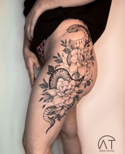 tatuaże damskie na udzie kwiaty