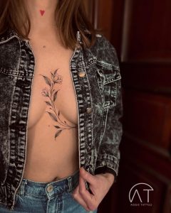 tatuaż w kwiaty na piersiach, damskie modne tatuaże