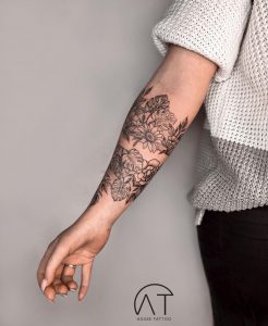 tatuaż kwiaty przedramię