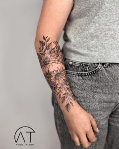 tatuaż na przedramieniu w kwiaty