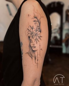 tatuaż ramię kwiaty
