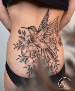 tatuaże na plecach damskie kwiaty, wzdłuż pleców tatuaż na plecach damski, tatuaż na plecach kobiecy ptak