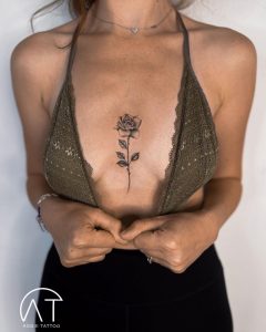 tatuaż kwiaty na piersiach