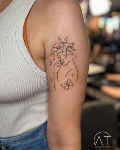 tatuaż na ramieniu w kwiaty