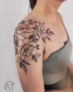 tatuaż na obojczyku w kwiaty, damskie motywy tatuaży w kwiaty