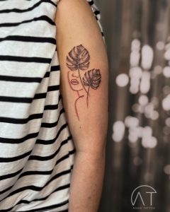 kwiaty na ramieniu tatuaż