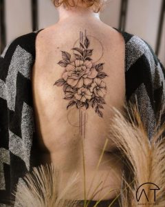 tatuaż damski na plecach roślina, róża, tatuaże na kręgosłupie