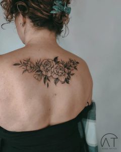tatuaże na plecach damskie małe kwiaty
