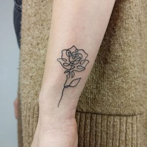 tatuaże damskie na przedramieniu kwiaty róża