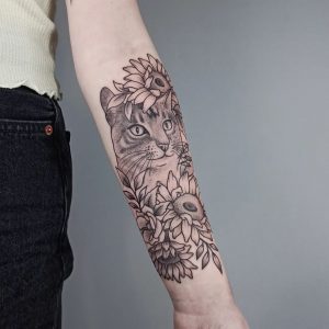 tatuaż przedramię kwiaty