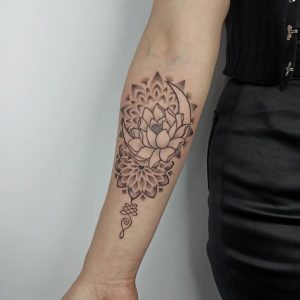 tatuaż kwiat na przedramieniu
