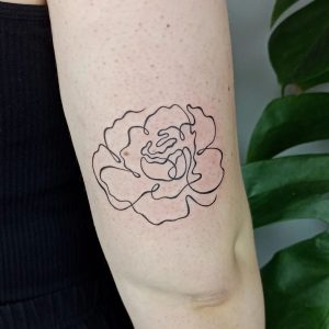 tatuaż róża na ramieniu