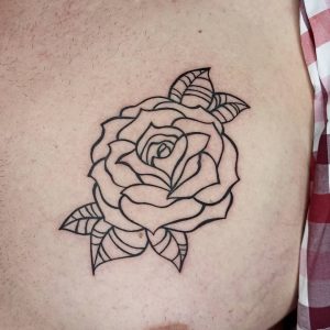 tatuaż róża na piersiach