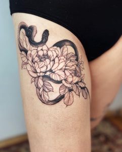 tatuaż na udo kwiaty