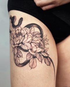 tatuaz na udo w kwiaty