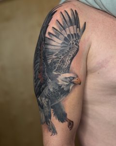 Duży realistyczny tatuaż orła na ramieniu – detaliczny tatuaż ptaka
