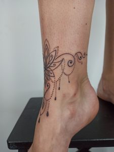 tatuaż bransoletka na nodze