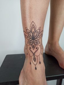 tatuaż bransoletka na nodze damski