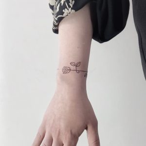 tatuaż opaska na nadgarstku kwiat minimalizm