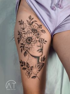 tatuaż na udzie kobieta ze słonecznikami 