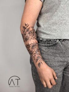 duży tatuaż opaska na ręce motyw kwiatowy