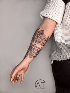 duży tatuaż opaska na ręce motyw kwiatowy damski lub męski