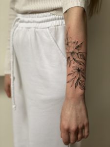 duży tatuaż opaska na ręce motyw kwiatowy damski