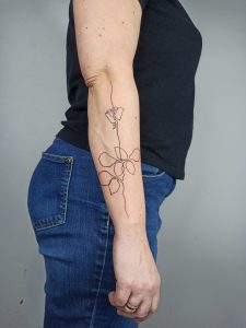 tatuaż długa róża 2024