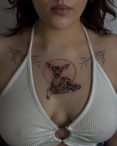 tatuaż zwierzęcy damski na klatce trend na 2024 rok