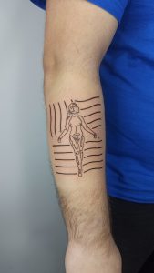 Minimalistyczny tatuaż lineart na przedstawiający kobietę