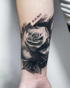 tatuaż napis z datą i różą