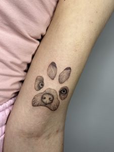 Tatuaż pieska, kota, pupila - przykładowe wzory i inspiracje 11 Artystyczny tatuaż psa – kompozycja z nosem i uszami w stylu fine line