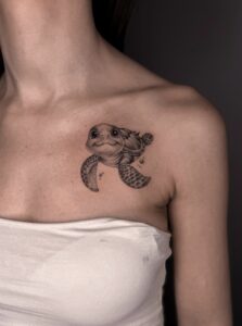 Realistyczny tatuaż żółwia na obojczyku – subtelny tatuaż zwierzęcia