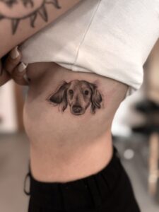 Tatuaż jamnika na żebrach – realistyczny tatuaż psa jako pamiątka pupila