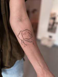 Minimalistyczny tatuaż psa kontur – delikatny wzór pupila na ręce