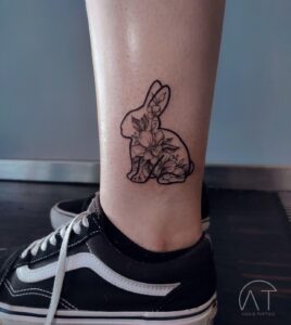 Konturowy tatuaż królika na kostce – mały tatuaż zwierzęcia domowego