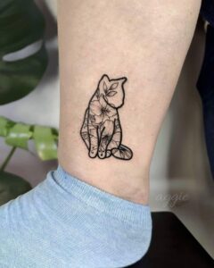 Geometryczny tatuaż kota na biodrze – minimalistyczny wzór pupila