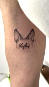 Realistyczny tatuaż psa z imieniem – portret pupila na łydce