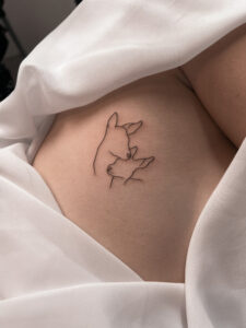 Minimalistyczny tatuaż sarenek