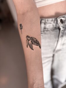 Mały tatuaż żółwia na przedramieniu – subtelny tatuaż zwierząt